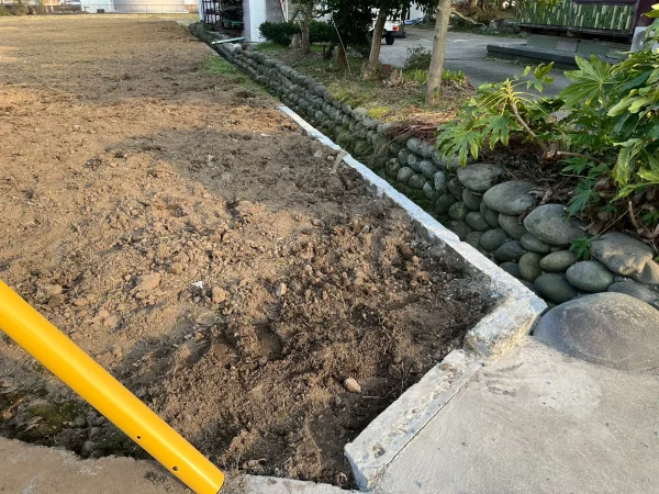 富山の株式会社エイキ　植栽と木造の解体工事　作業完了後の更地を寄りで撮影